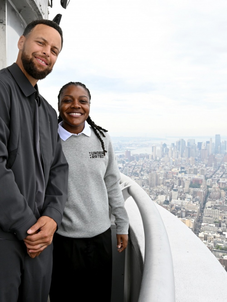 帝国大厦为你点亮!库里带个人青年高尔夫比赛球员参观帝国大厦 帝国大厦为你点亮!库里带个人青年高尔夫比赛球员参观帝国大厦