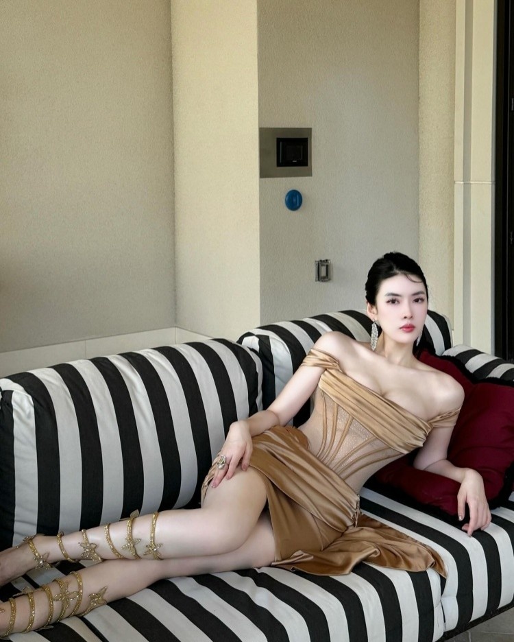 又一次同框了！美女牌手All In姐晒与库里牌桌前同框合照