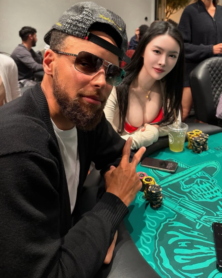 又一次同框了！美女牌手All In姐晒与库里牌桌前同框合照
