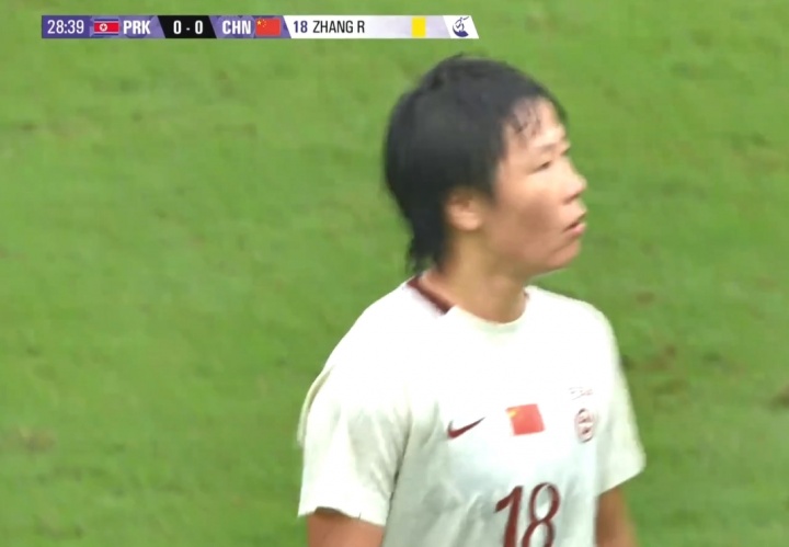 中国女足上半场已有2人染黄，孙方欣踢倒对手+张睿肘击对手