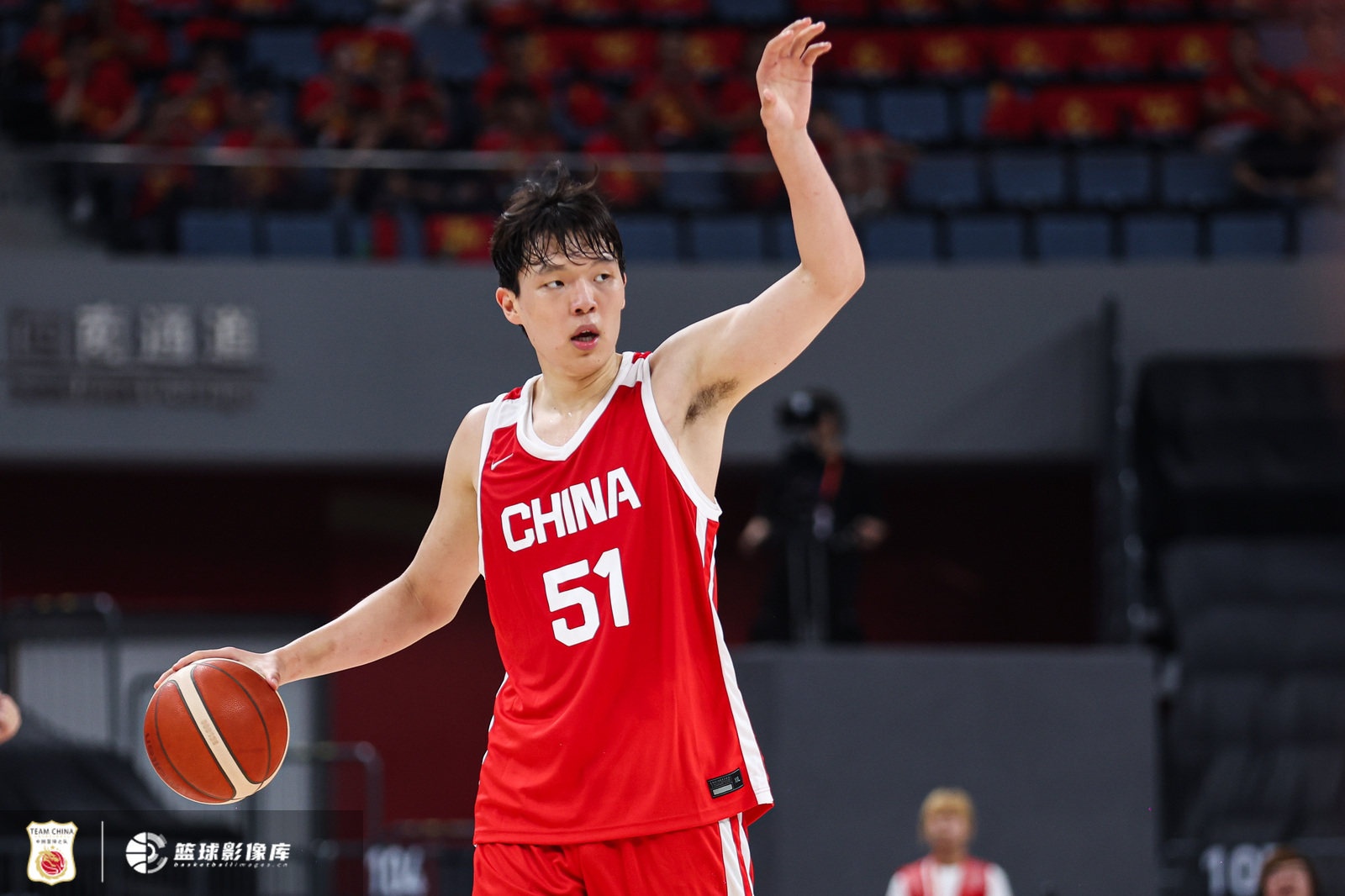 杨瀚森首发7+8,廖三宁末节连得4分救主,中国男篮65-60险胜荷兰