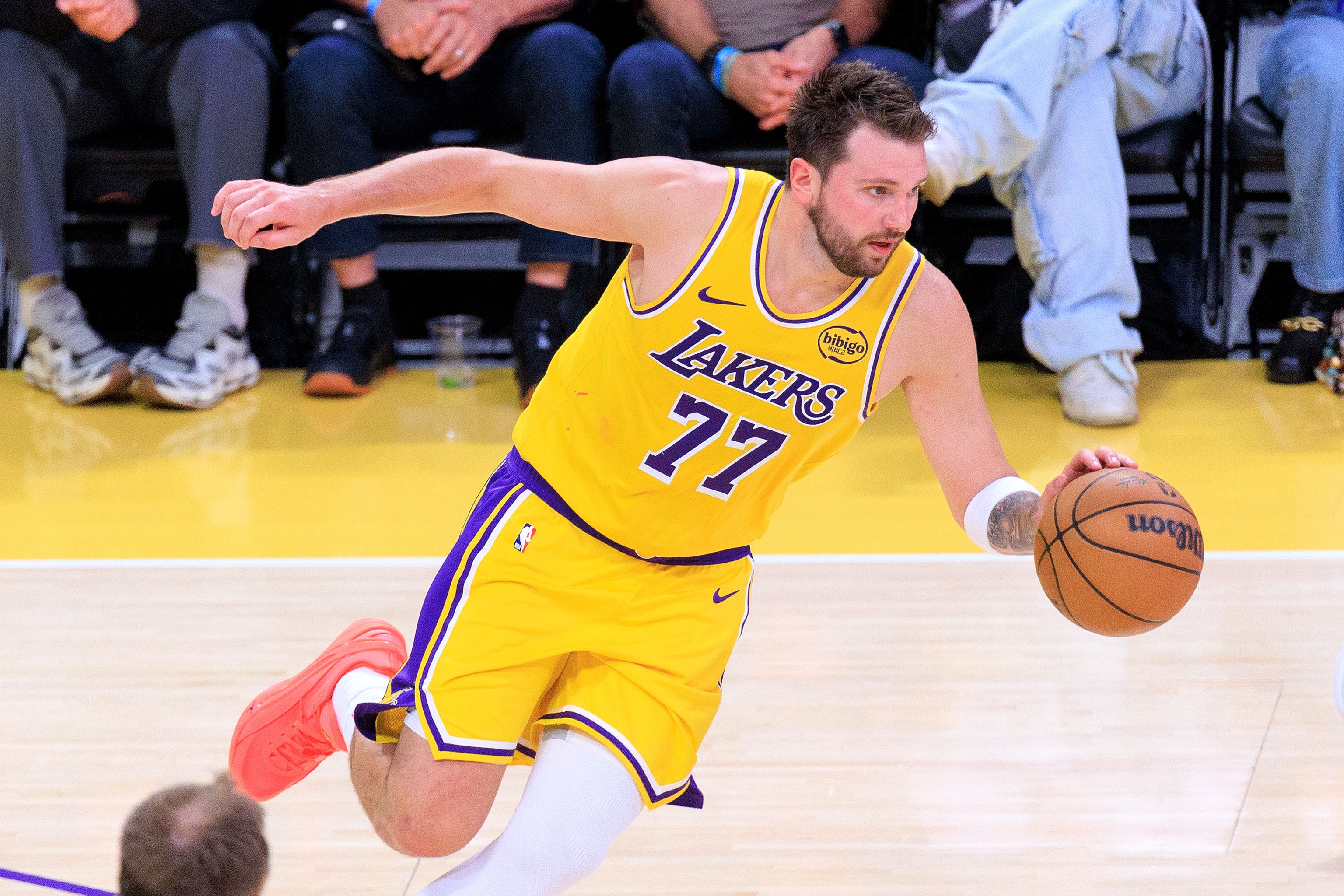 东契奇领赛季第16次技犯触发禁赛 与魔术内线冲突成导火索