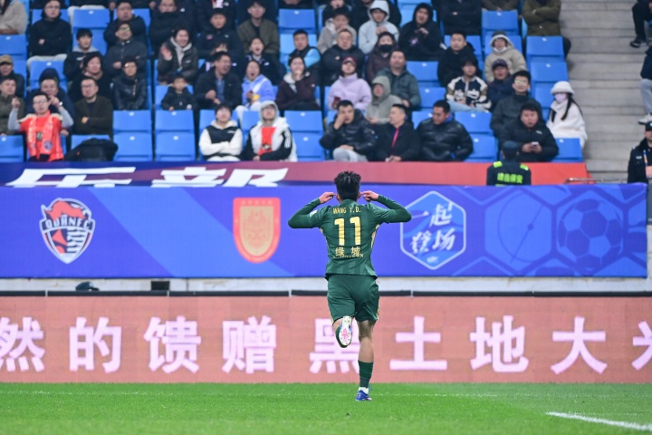 王钰栋双响当选MVP 赛后混采区态度引争议 王钰栋双响当选MVP 赛后混采区态度引争议