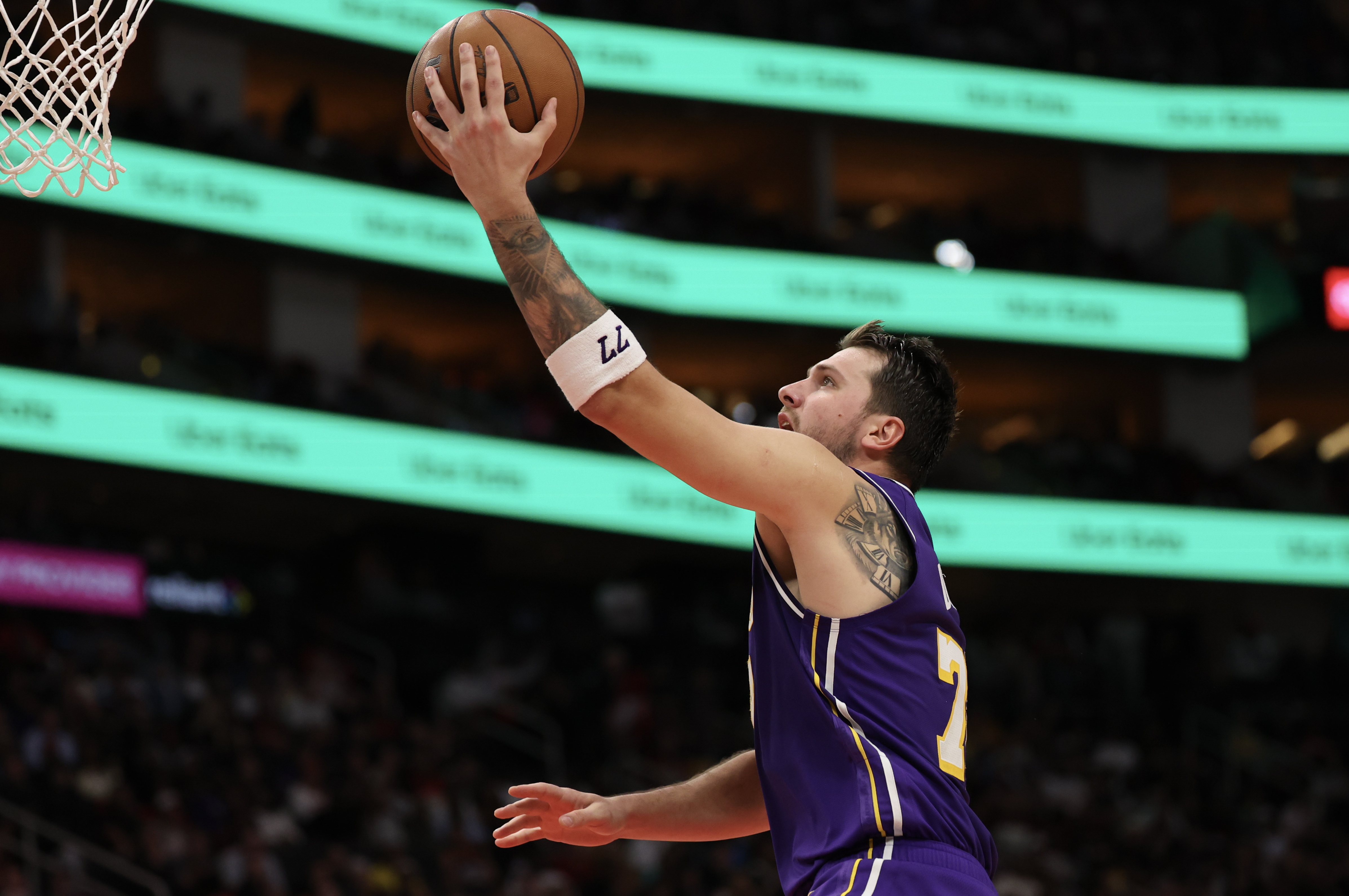 湖人5.5秒绝境逆转魔术 九连胜含金量拉满 湖人5.5秒绝境逆转魔术 九连胜含金量拉满