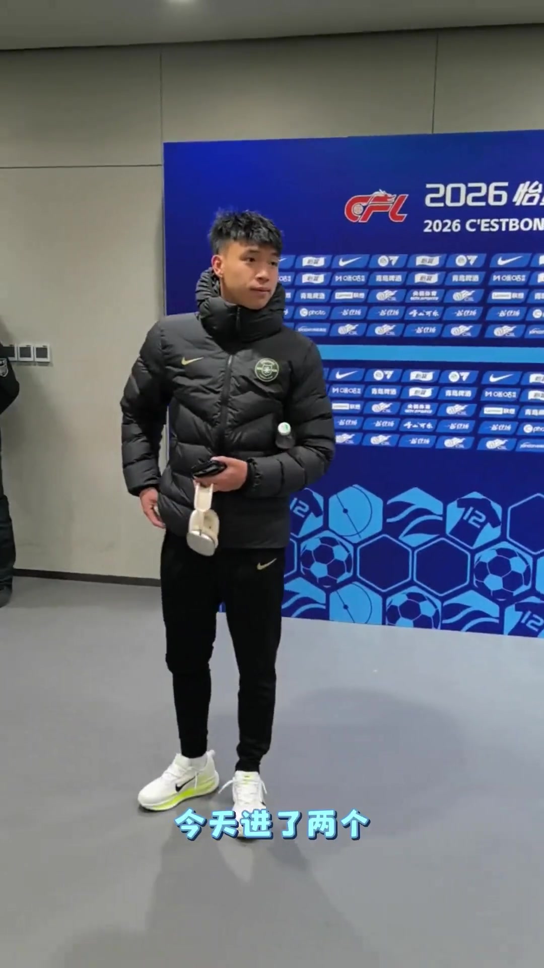 王钰栋赛后瞬采争议 媒体人指其偶像标准未达标