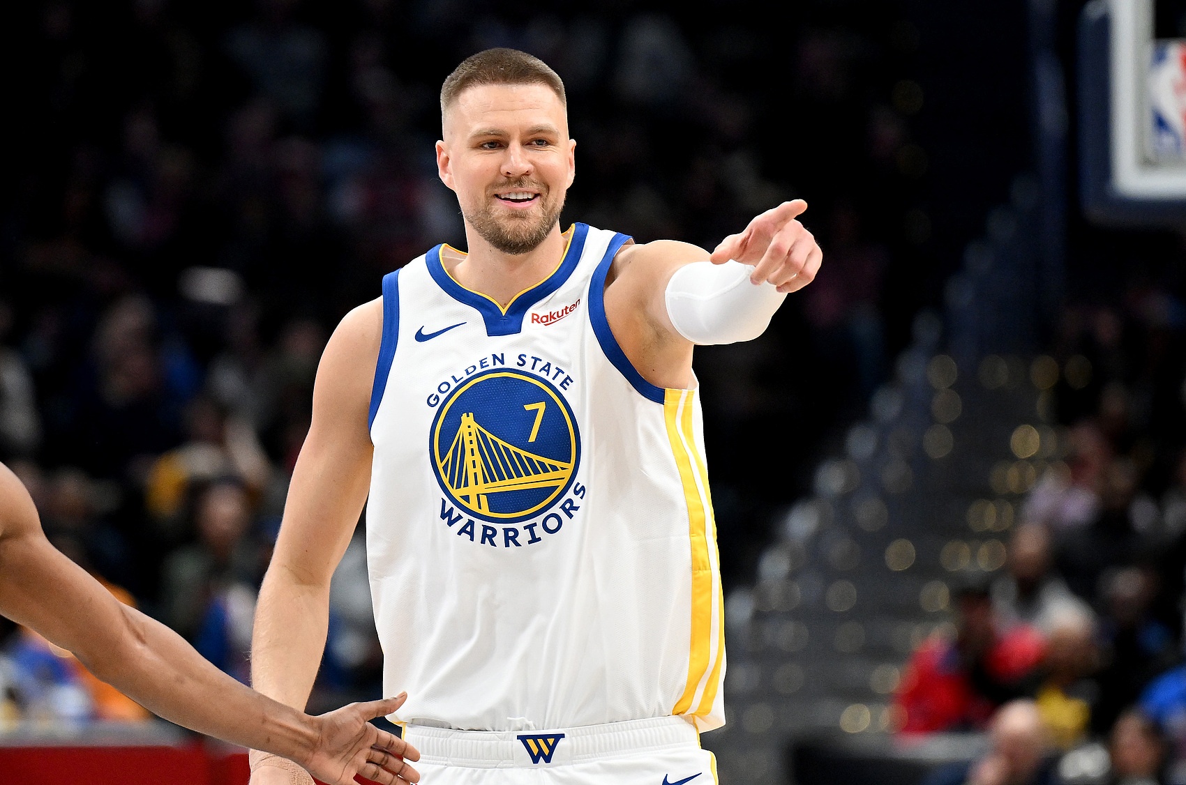 勇士伤病潮:11人登报告7人缺阵 库里格林在列