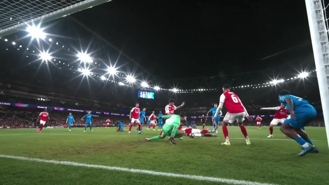 只差临门一脚！枪手战术角球传中，门前乱战险些破门！